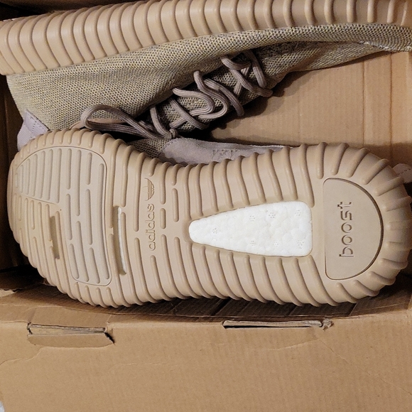 RARE NEW IN THE BOX ADIDAS YEEZY BOOST 350 V2 SNEAKERS. THEY ARE AUTHENTIC. - Picture 15 of 16